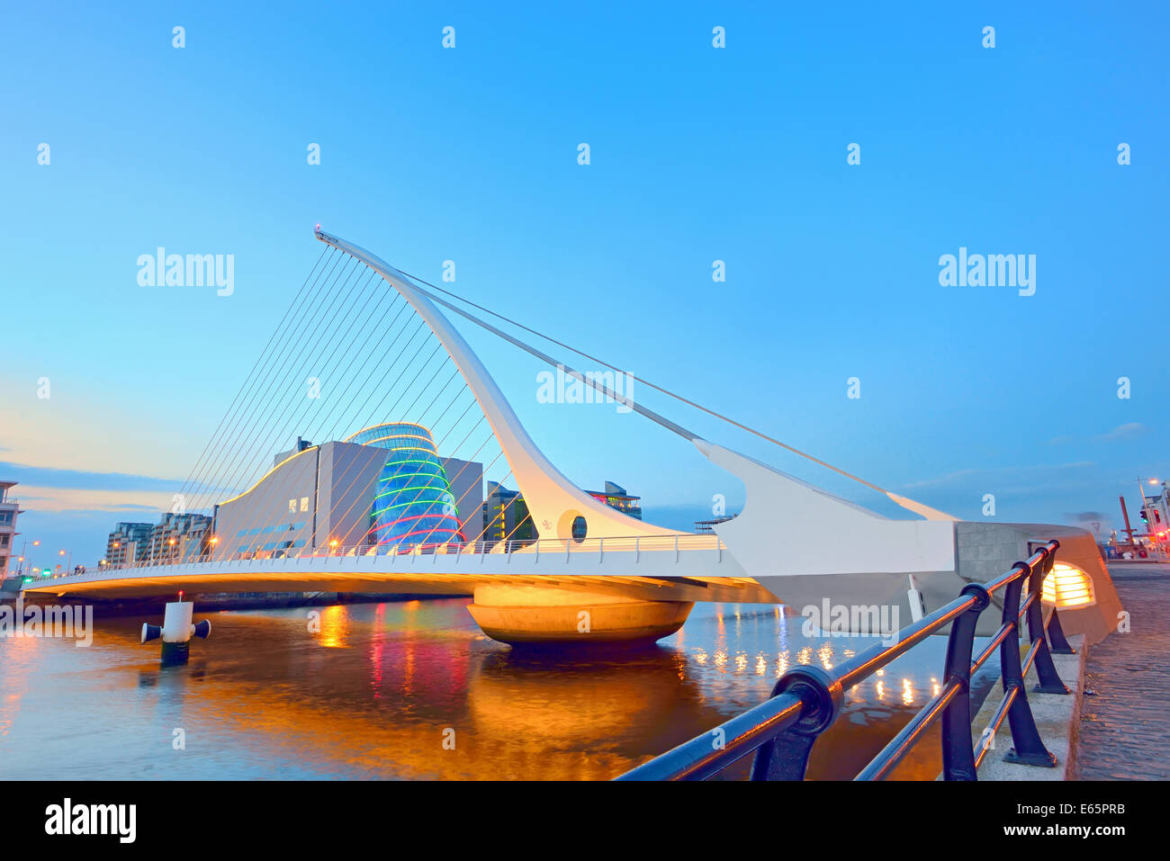 Le Samuel Beckett Bridge dans la nuit Banque D'Images