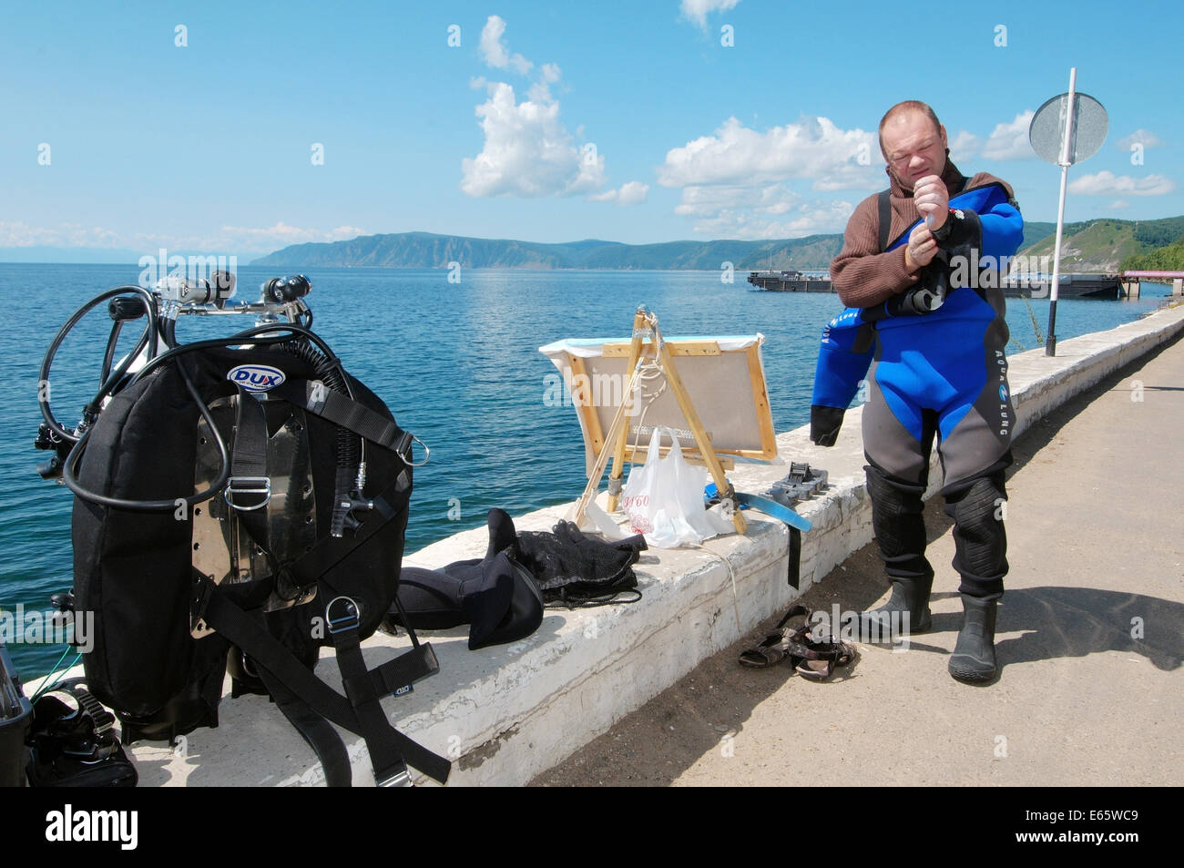 Artiste subaquatique Yuriy Alexeev (Yuri Alekseev) porte de plongée sous-marine pour dessiner sous l'eau. Le lac Baïkal Banque D'Images