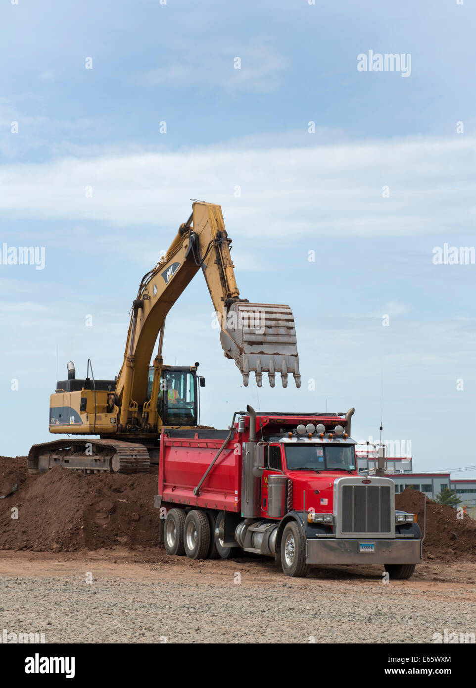 Excavatrice Caterpillar charges jusqu'a Peterbilt dump truck sur la réutilisation pour pile I-95 New Haven Harbour Crossing. Banque D'Images