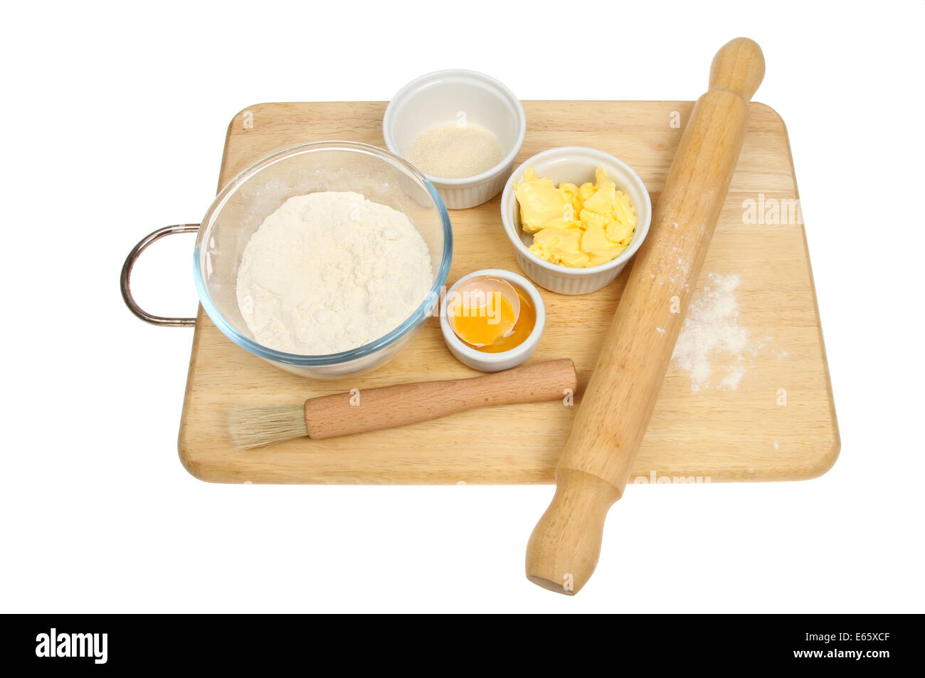 Ingrédients pâte sur une planche en bois isolés contre white Banque D'Images