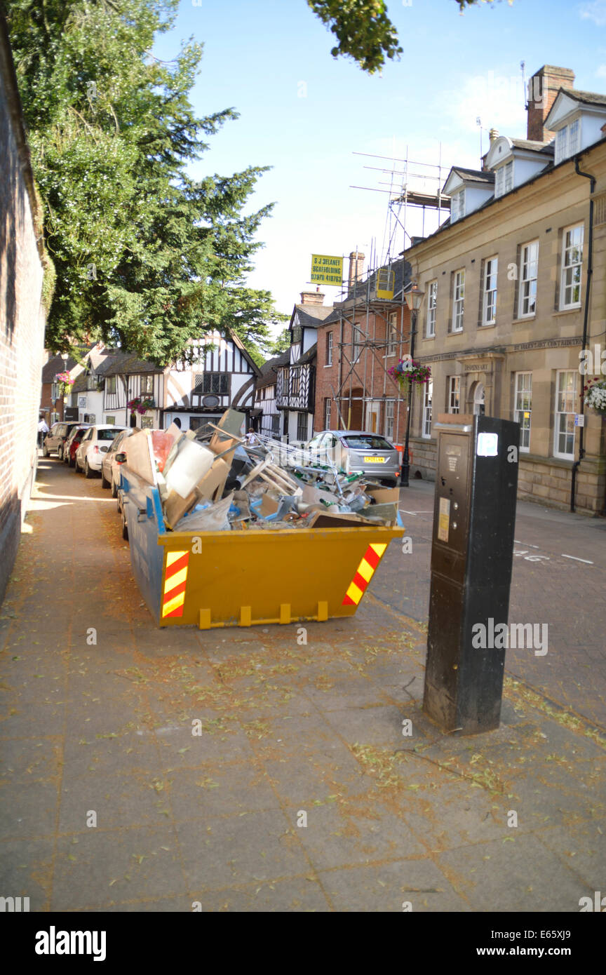 Un aller plein de détritus sur le trottoir dans une rue de Warwick Banque D'Images