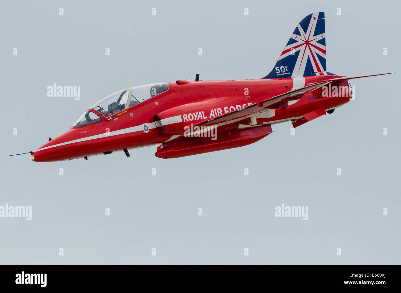 Des flèches rouges à jet solo '21-07-2013" - le spectacle aérien d'Eastbourne. Seul avion à réaction Hawk avec Union Jack flag tail Banque D'Images