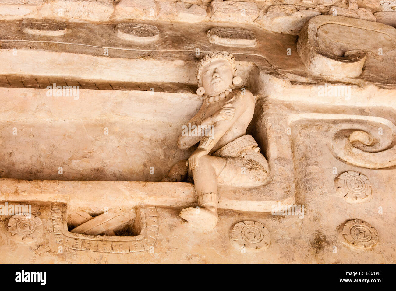 La pose naturelle unique distingue cette statue de femme maya à la tombe du roi Ukil Kan Lek Tok à Ek Balam, Yucatan. Banque D'Images