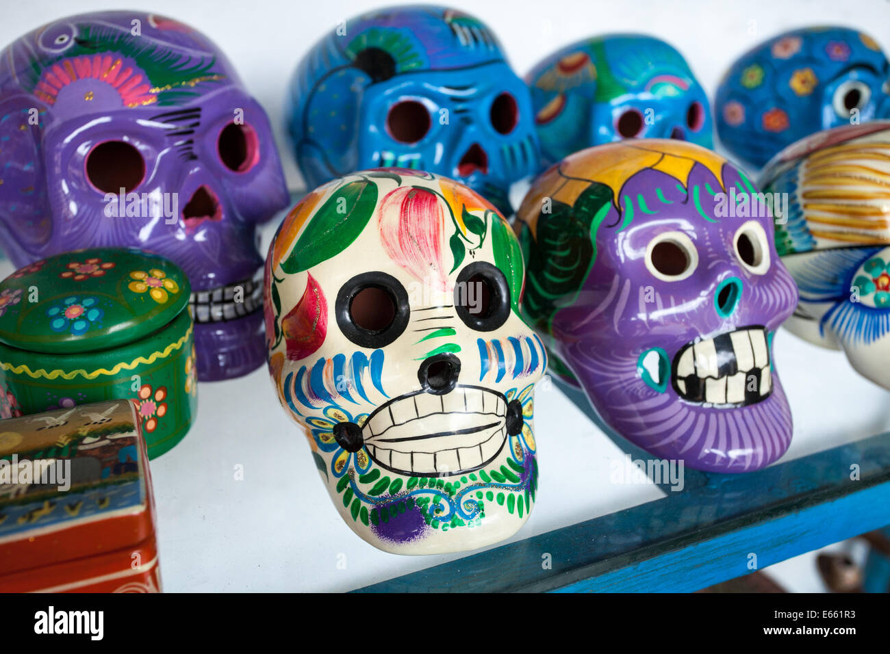 Crânes en céramique peint à la main pour le Jour des morts célébrations à Merida, Yucatan, Mexique. Banque D'Images