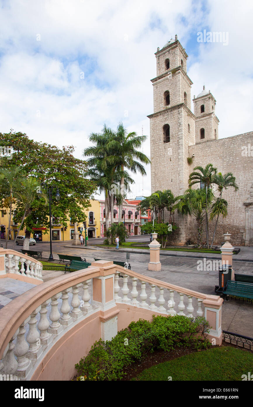 Parc et temple de la maternité (maternidad) dans le centre-ville historique de Merida, Yucatan, Mexique. Banque D'Images