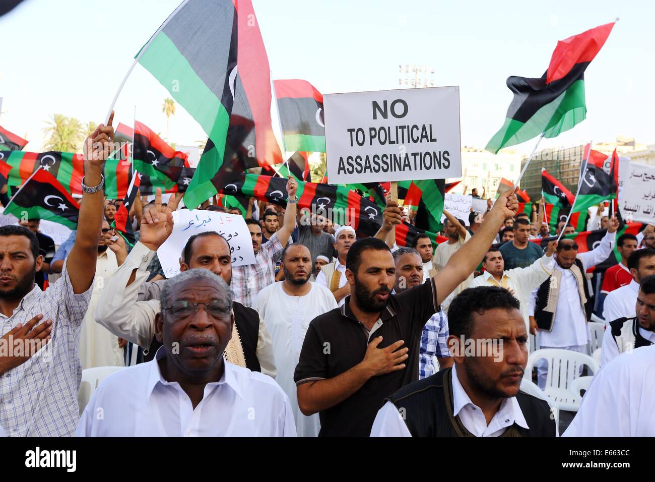 Tripoli (Libye). 15e Août, 2014. Les citoyens de Tripoli drapeaux nationaux de l'onde tout en scandant des slogans sur la Place des Martyrs à Tripoli, en Libye, le 15 août 2014. Des centaines de personnes le vendredi a protesté contre la décision du Parlement Libyen de faire appel à l'intervention étrangère pour freiner l'actuel conflit militant et protéger les civils. Credit : Hamza Turkia/Xinhua/Alamy Live News Banque D'Images