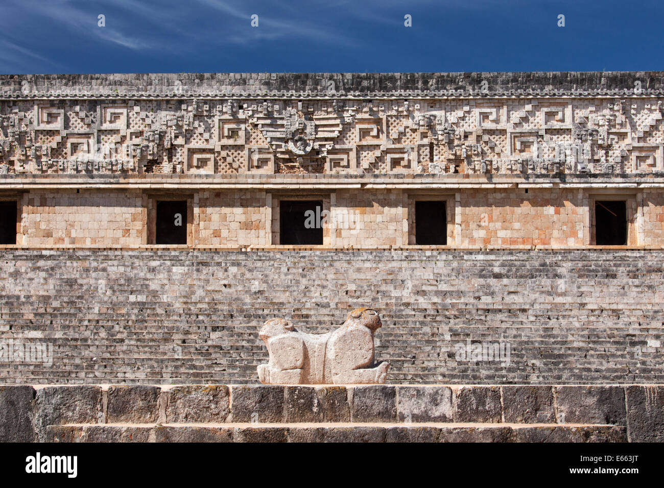 Sculpture d'une Jaguar à tête double en face du Palais du Gouverneur à Uxmal, Yucatan, Mexique. Banque D'Images