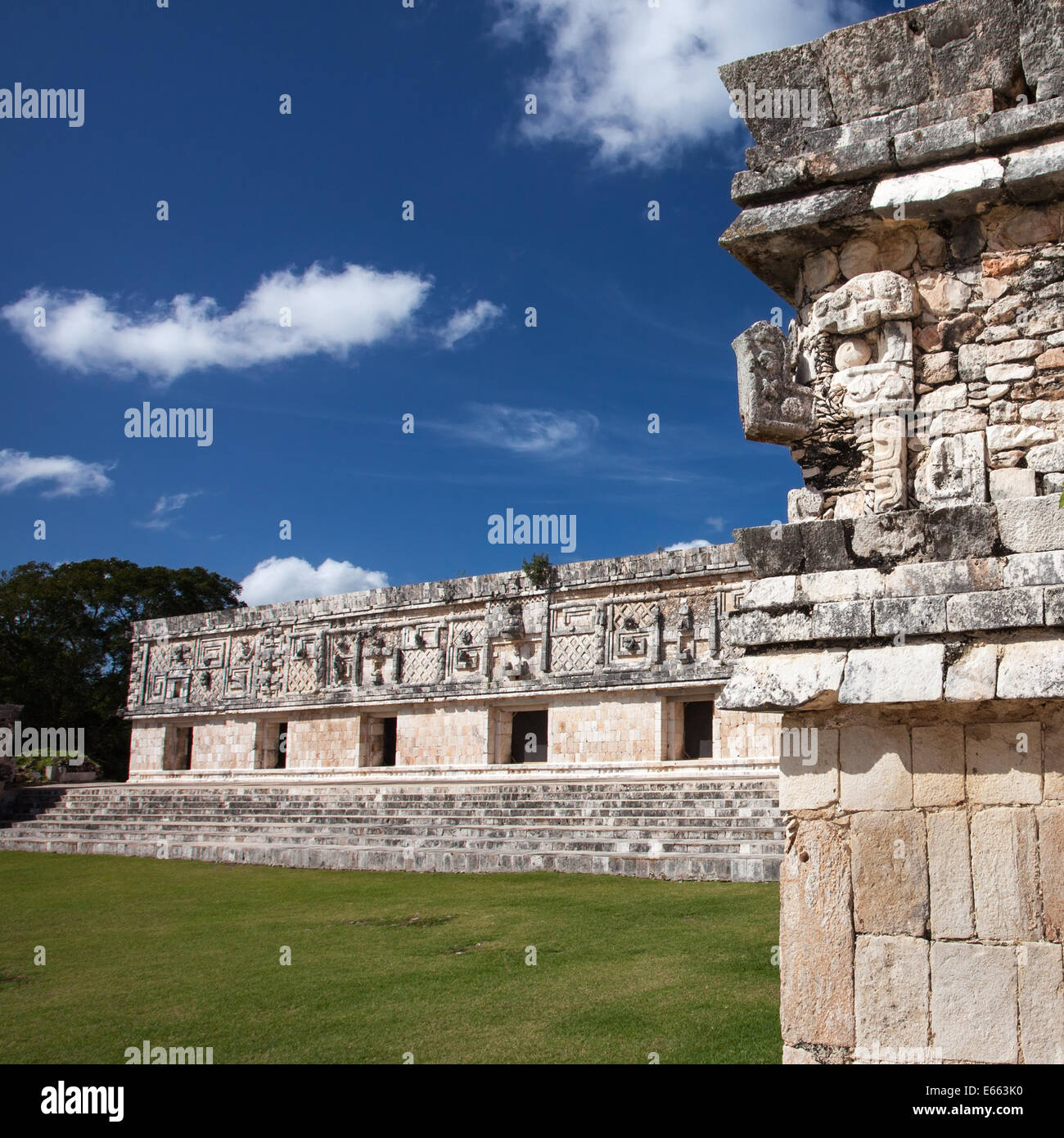 Une image de Chaac, le dieu de la pluie, orne un coin du quadrilatère des nonnes à Uxmal, Yucatan, Mexique. Banque D'Images