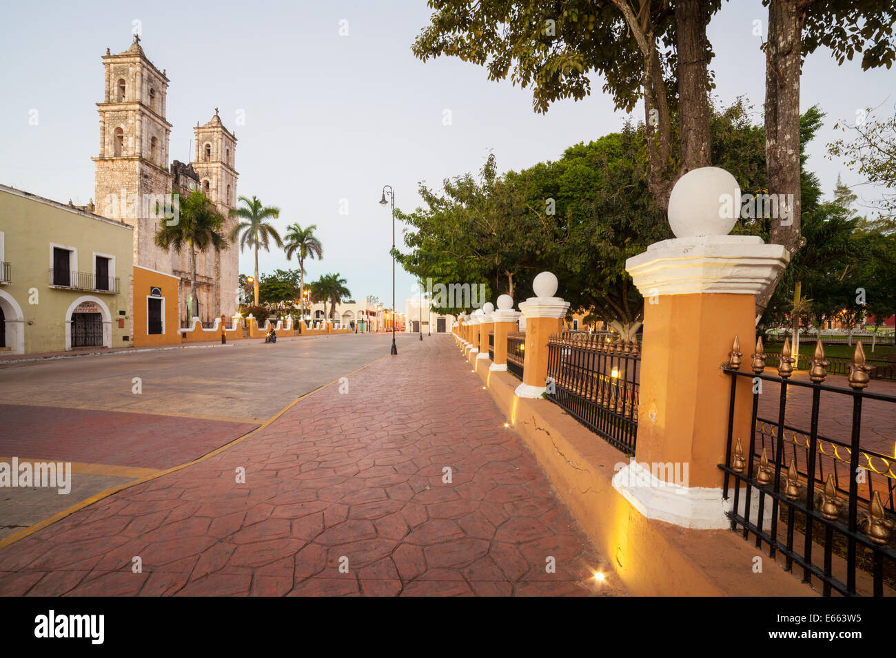 Cathédrale et plaza de Valladolid, Yucatan, Mexique. Banque D'Images