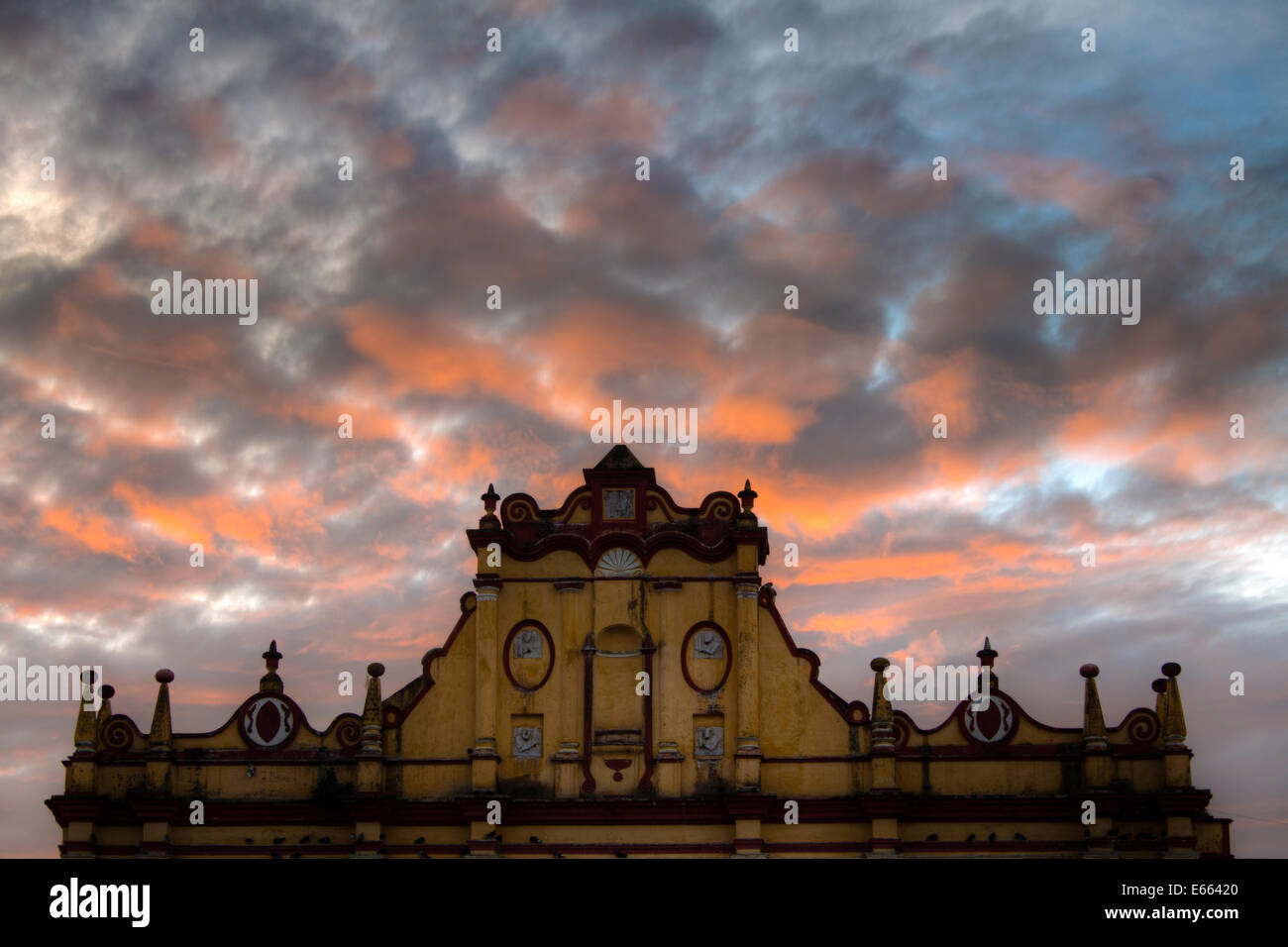 Haut de la cathédrale de San Cristobal de las Casas, Chiapas, Mexique au lever du soleil. Banque D'Images