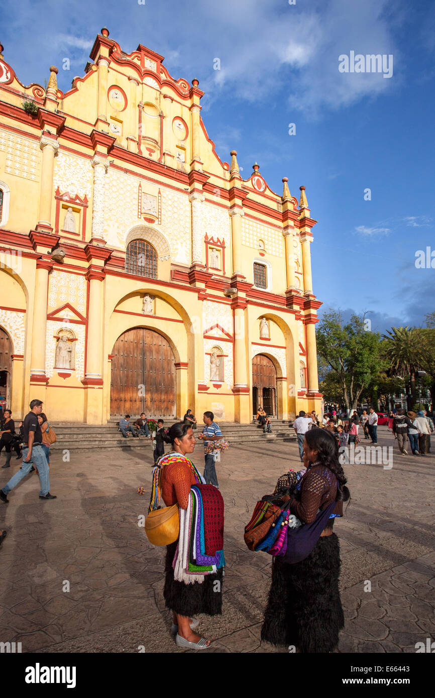 Deux vendeurs chat en face de la cathédrale de San Cristobal de las Casas, Chiapas, Mexique. Banque D'Images