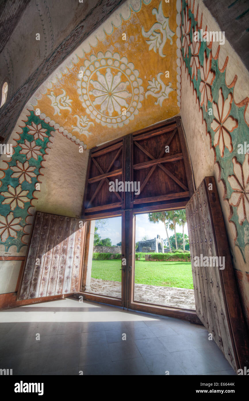 Entrée côté richement décoré de l'église de Santo Domingo à Uayma, Yucatan, Mexique. Banque D'Images