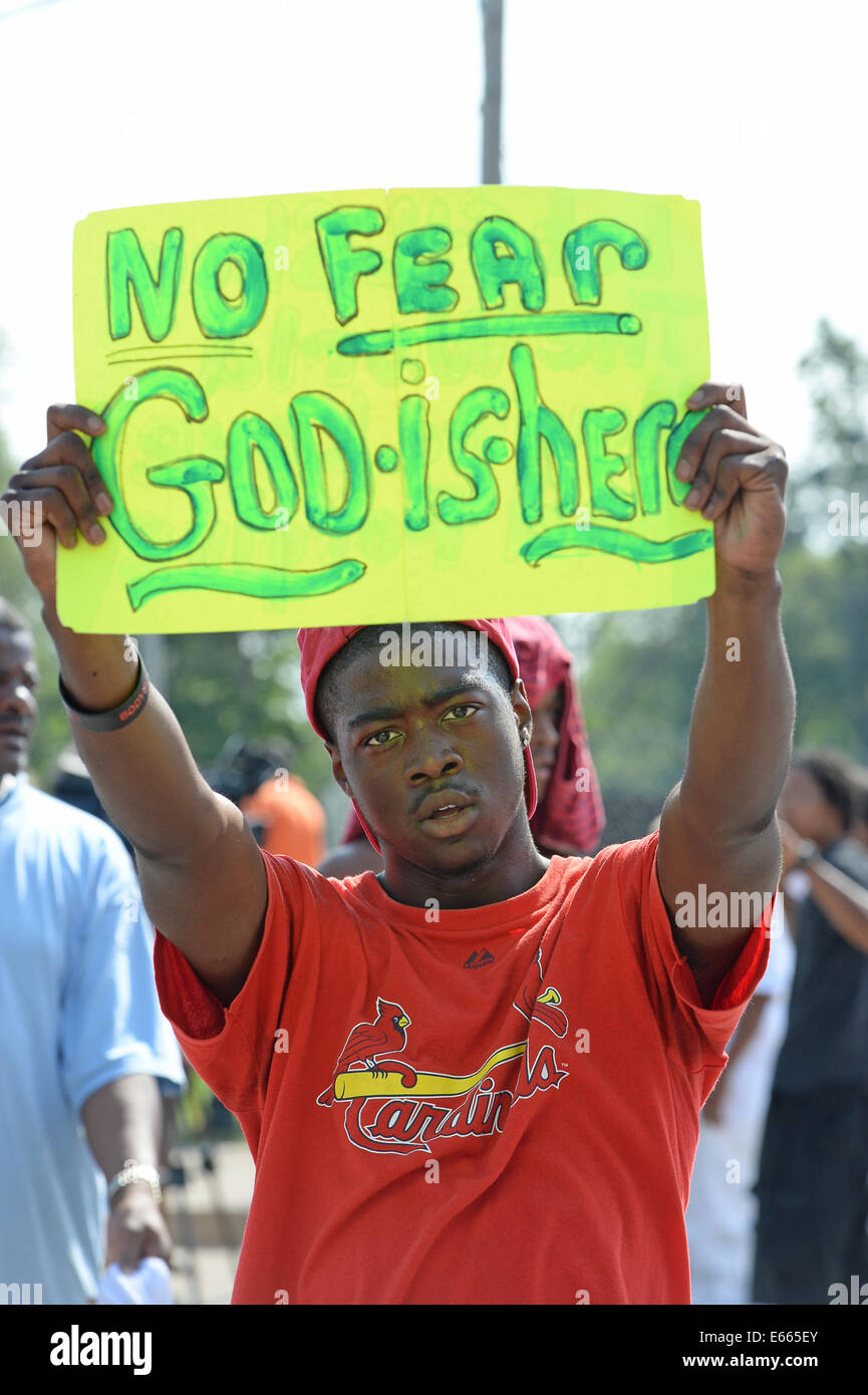 Ferguson, MO, USA. Le 15 août 2014. Manifestant est titulaire signe en le site de voyage rapide détruit après que la police Le chef Thomas Jackson sortie du nom de l'agent que shot Michael Brown. Banque D'Images