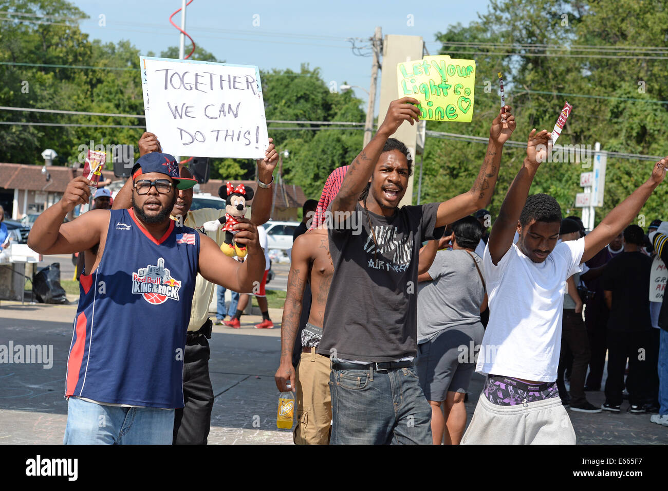 Ferguson, MO, USA. Le 15 août 2014. Sur le site de démonstration détruit Voyage rapide réagir après que la police Le chef Thomas Jackson sortie du nom de l'agent que shot Michael Brown. Banque D'Images