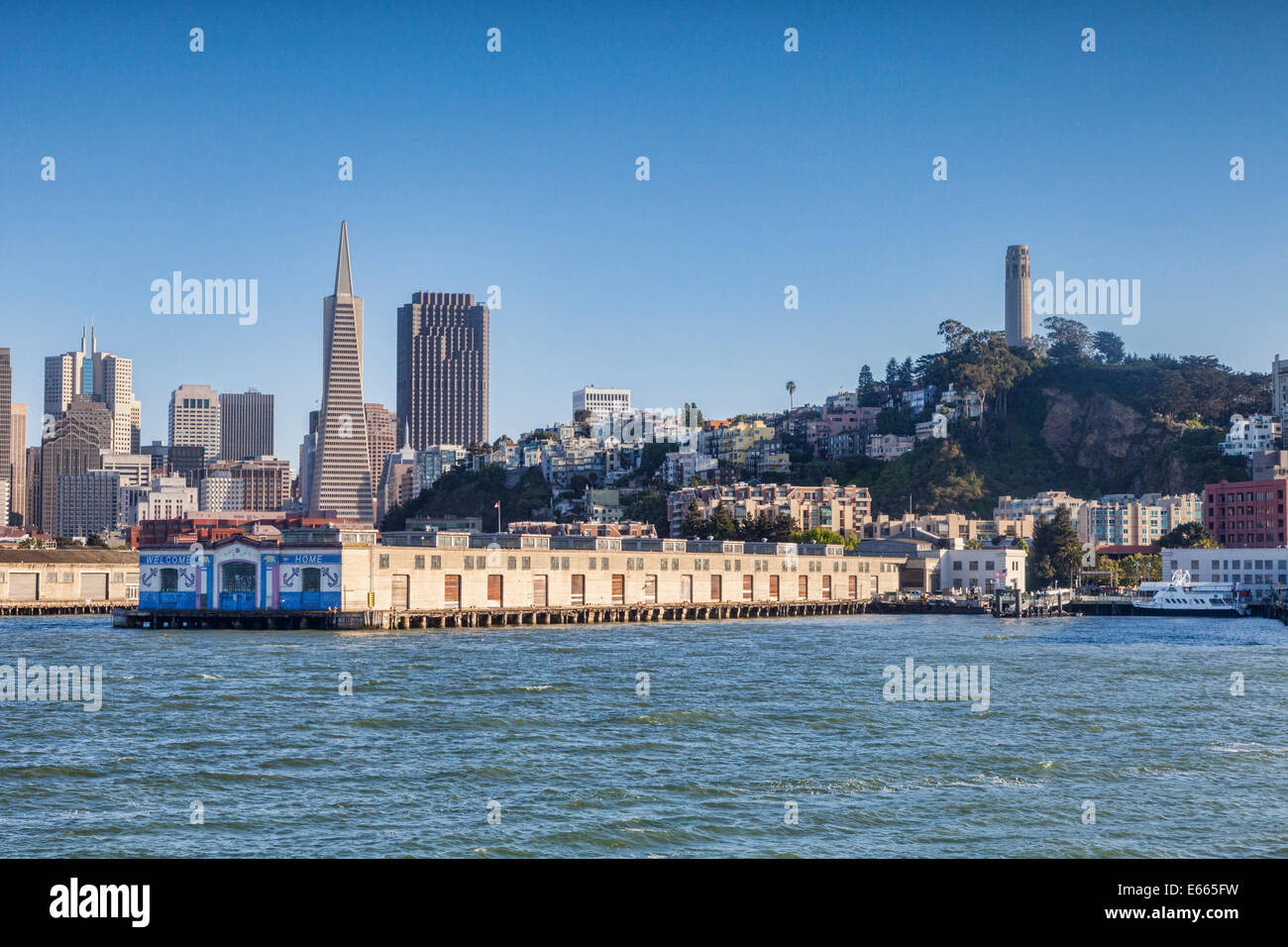 Horizon de San Francisco de l'Alcatraz ferry, avec la construction de la Transamerica, la Coit Tower, et Pier 31, l'embarquement par Banque D'Images
