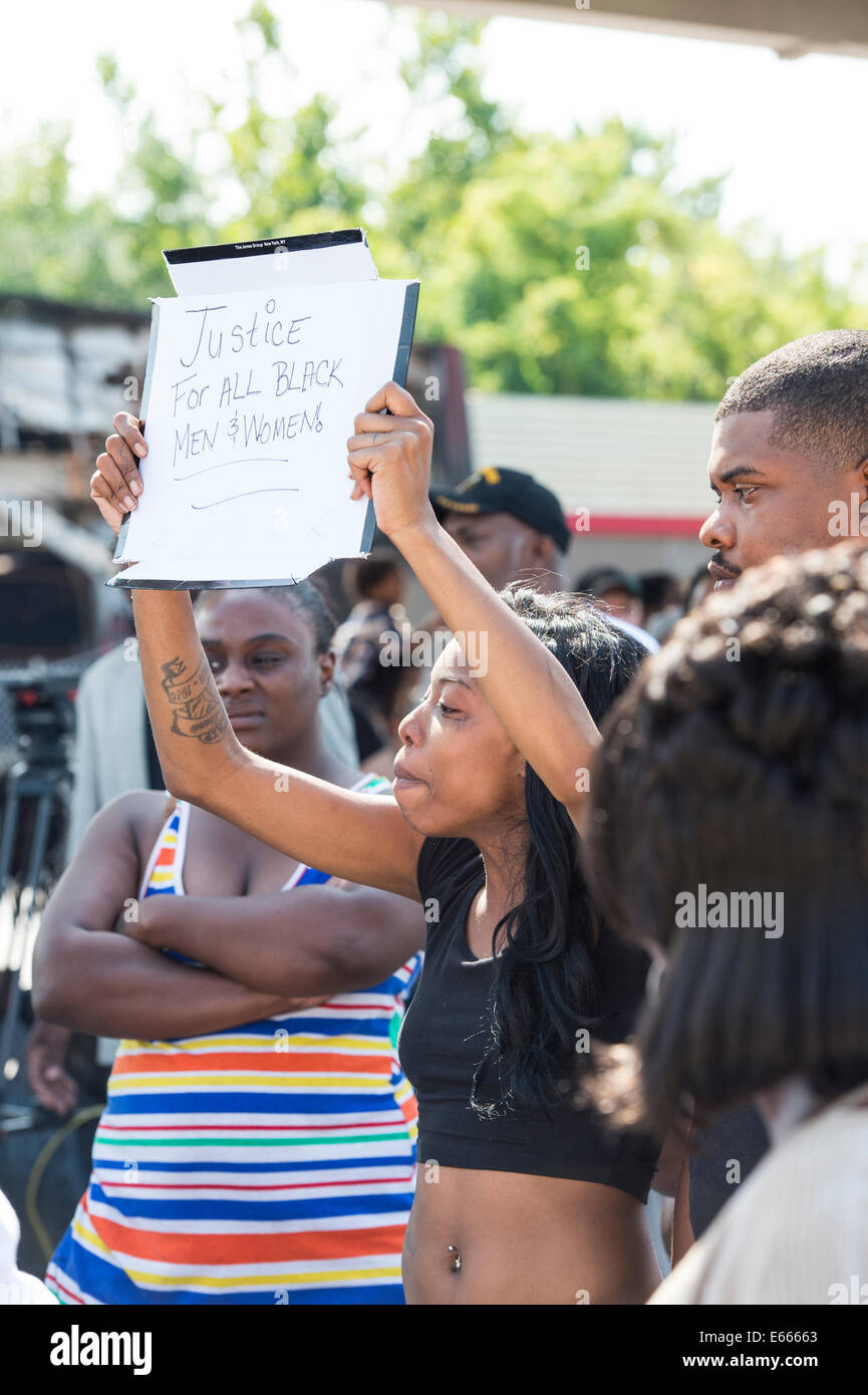 Ferguson, MO, USA. Le 15 août 2014. Femme signer sur le site de voyage rapide détruit en tant que chef de la police de réaction Thomas Jackson sortie du nom de l'agent que shot Michael Brown. Banque D'Images