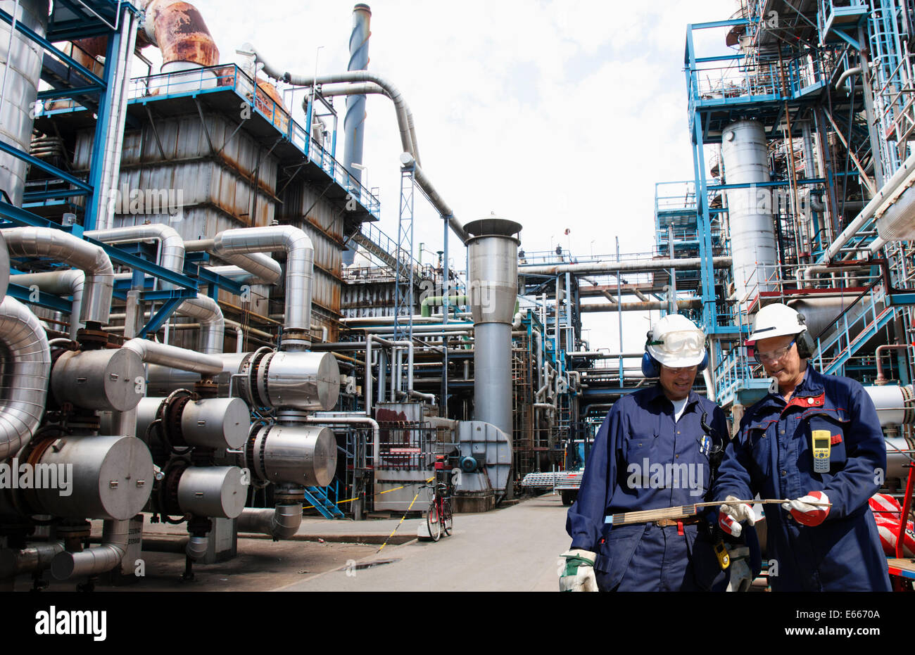 Travailleur de pétrole et de gaz de raffinerie à l'intérieur Banque D'Images