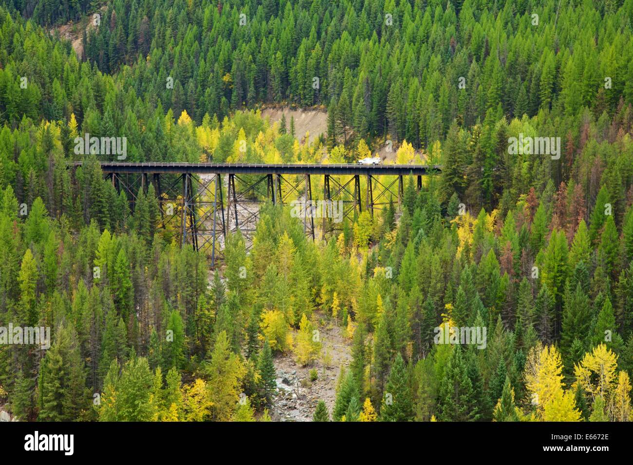 Passage pour camions d'inspection de la voie de chemin de fer de chèvre lécher tréteau, près de Glacier National Park, Montana. Banque D'Images