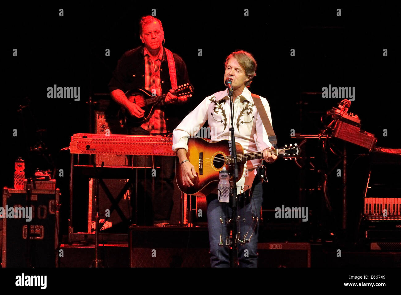 Toronto, Canada. 15 août 2014. Canadian Country rock band BLUE RODEO avec chanteur Jim Cuddy doit effectuer à l'Amphithéâtre Molson Canadian. Credit : EXImages/Alamy Live News Banque D'Images