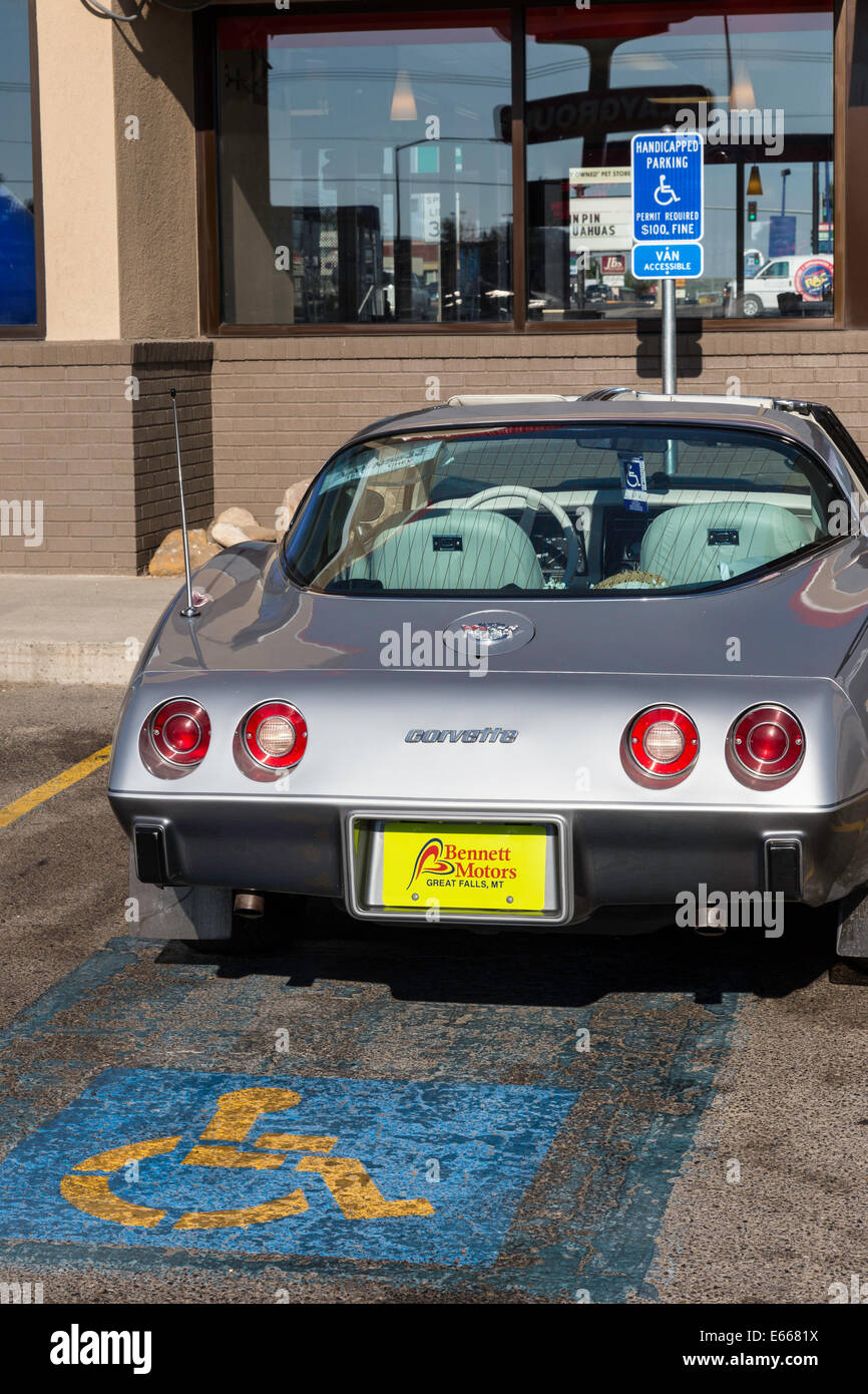 Les modèles Corvette garée dans Parking Handicap, Great Falls, MT Banque D'Images