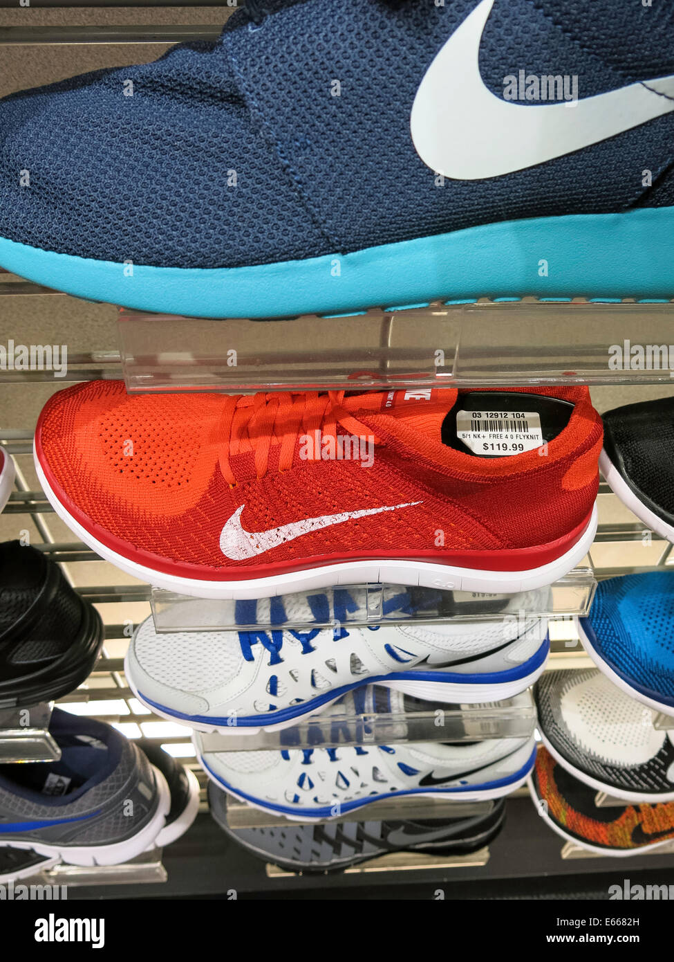 Chaussures Nike Athletic avec logo Swoosh, champs Sports dans la galerie marchande Holiday Village, Great Falls, Montana, États-Unis Banque D'Images