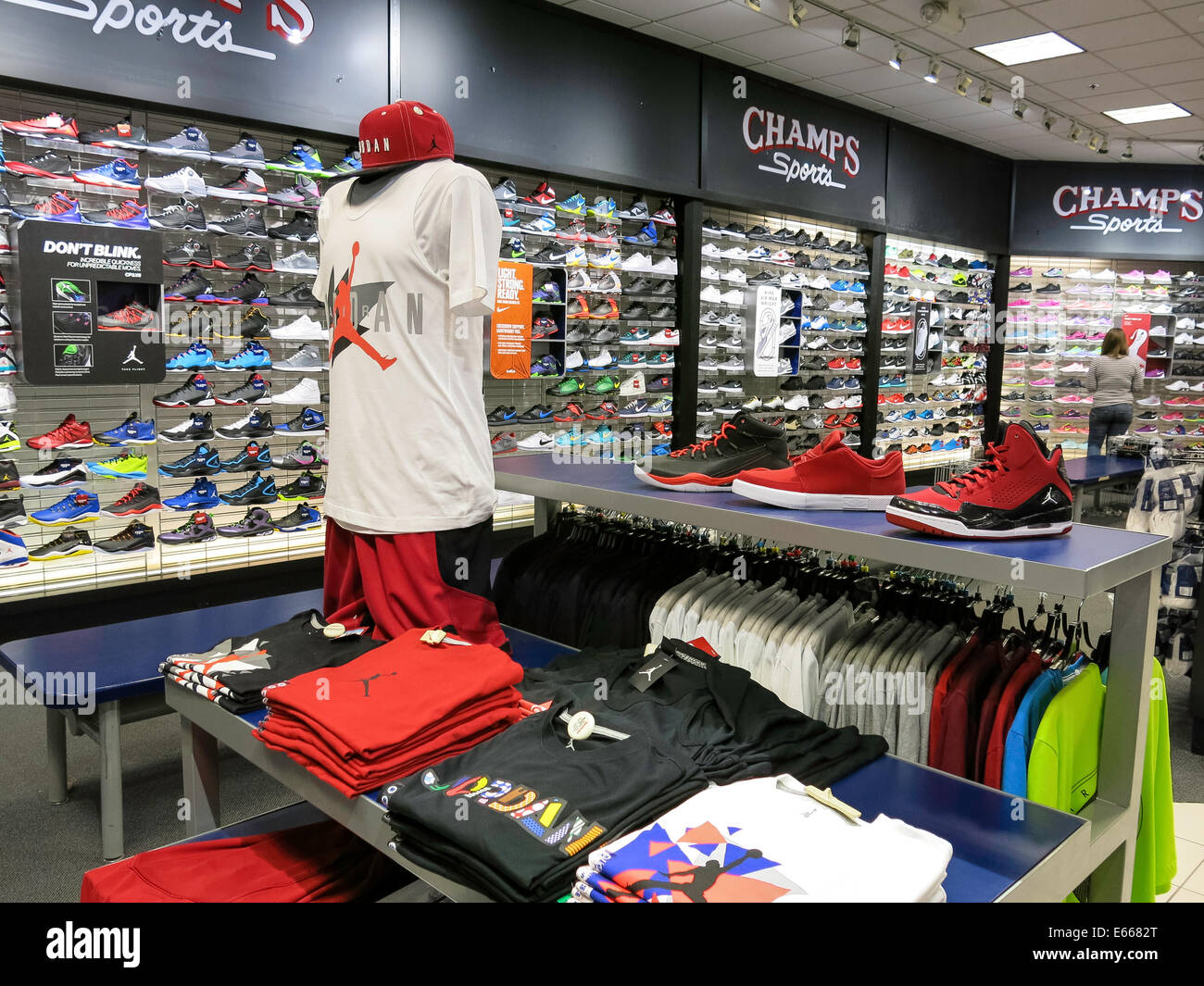 Michael Jordan Nike avec logo Swoosh, Brand Merchandise, champs Sports dans  la galerie marchande Holiday Village, Great Falls, Montana, États-Unis  Photo Stock - Alamy