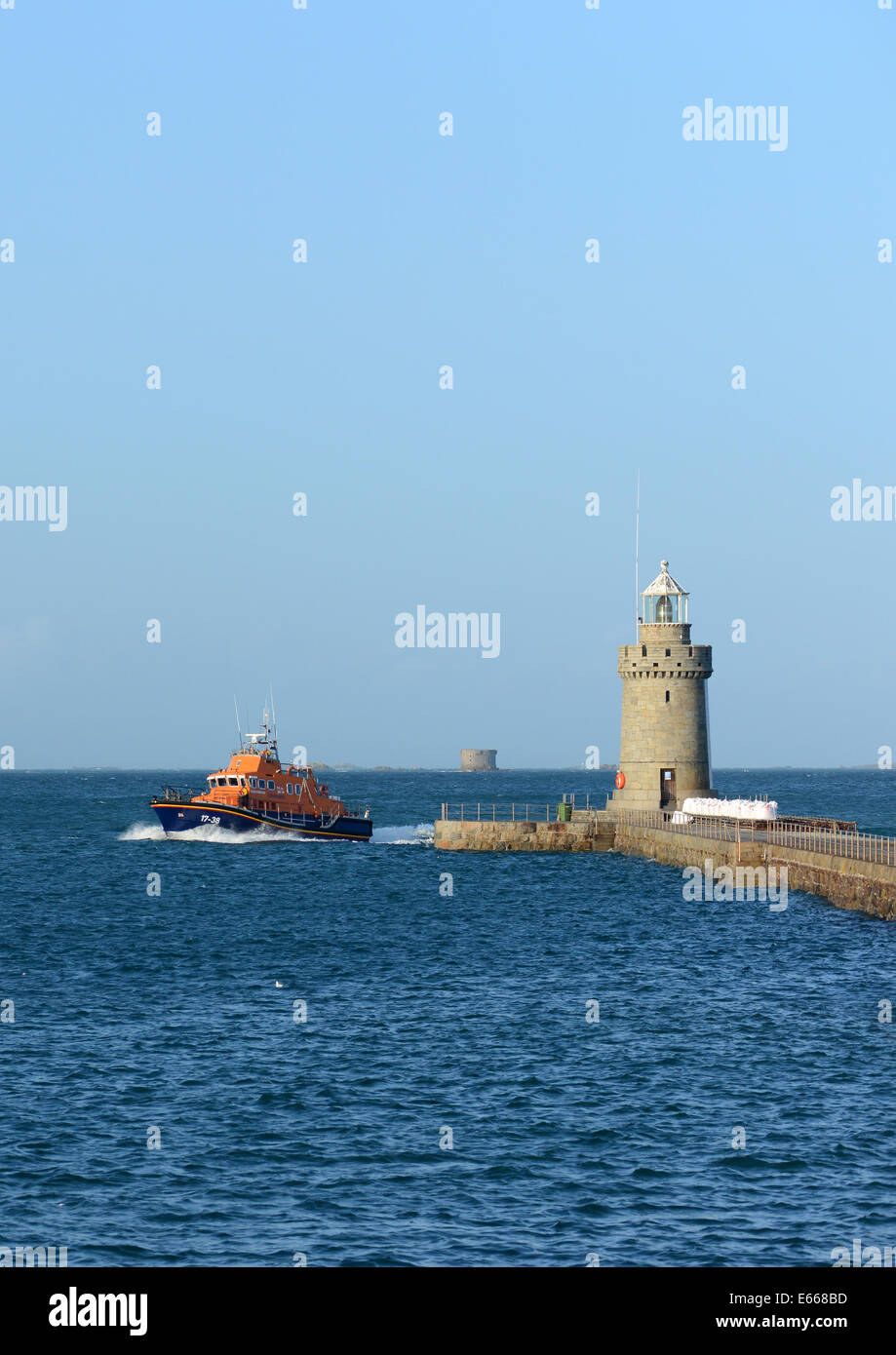 Retour de sauvetage de la RNLI St Peter Port, Guernsey, Channel Islands suite à un appel de détresse Banque D'Images