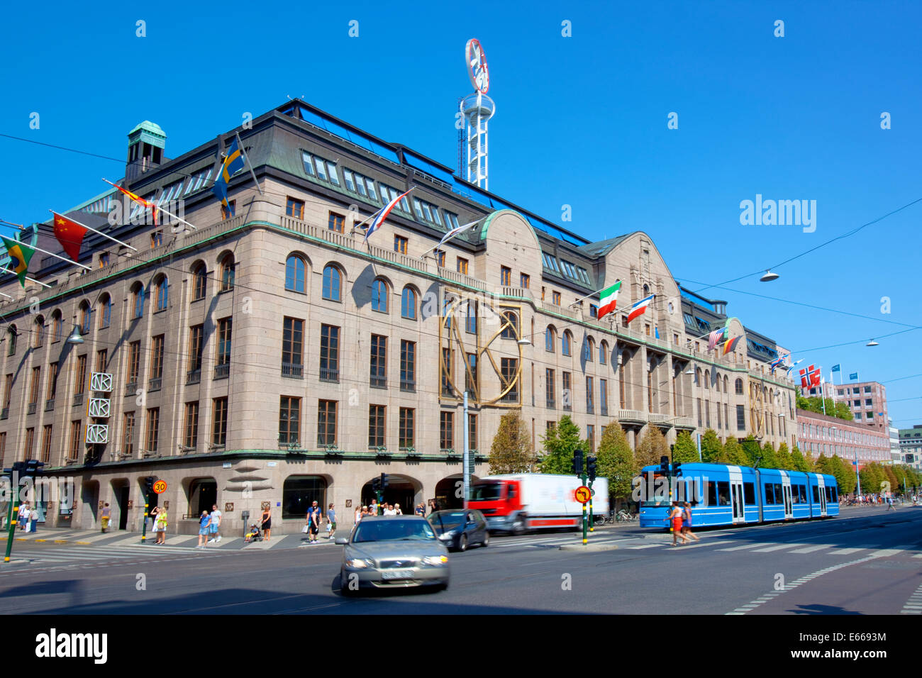 Suède, Stockholm - NK department store et le trafic urbain Banque D'Images