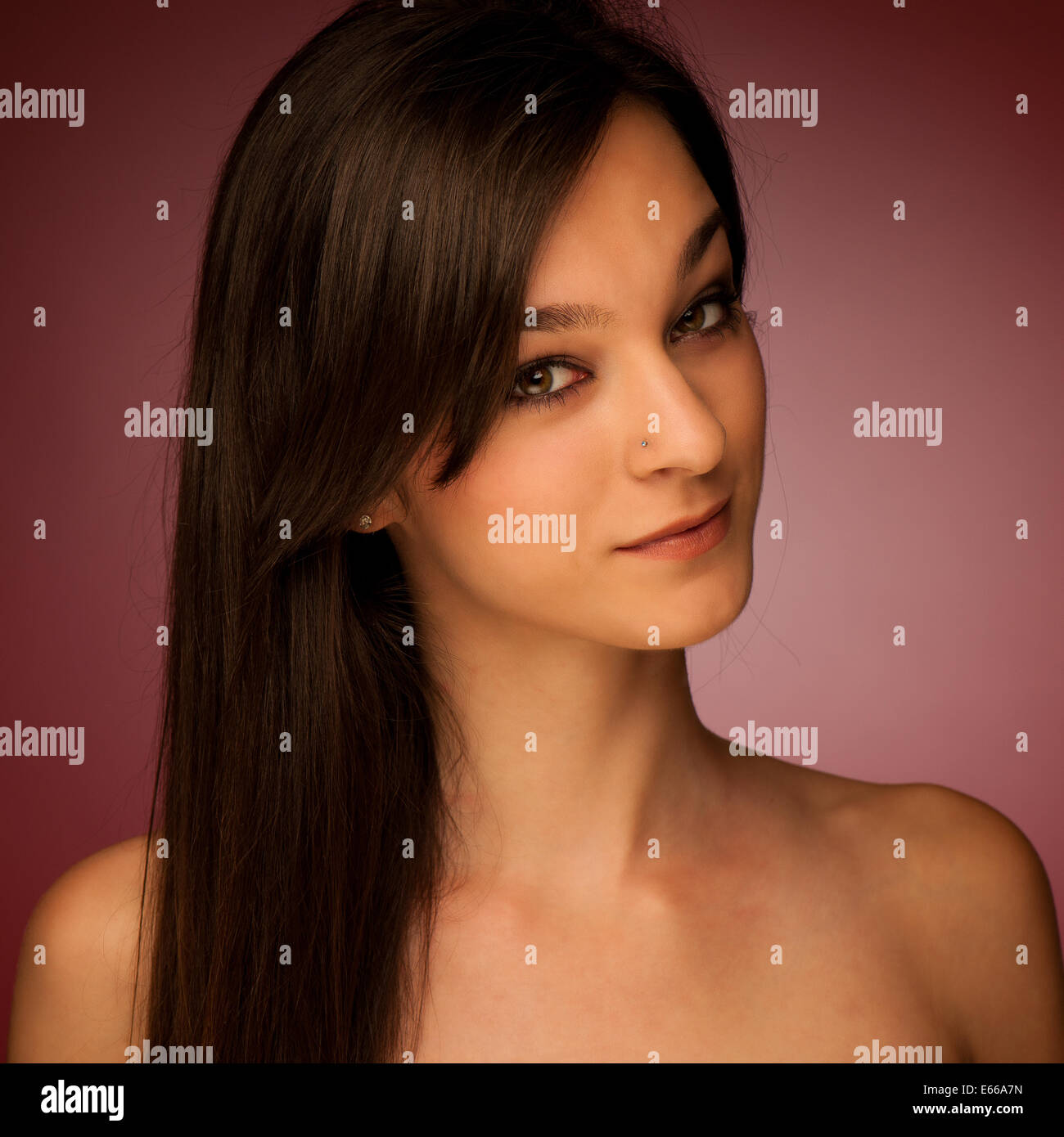 Portrait of Hispanic woman gorgeuos avec les cheveux foncés Banque D'Images