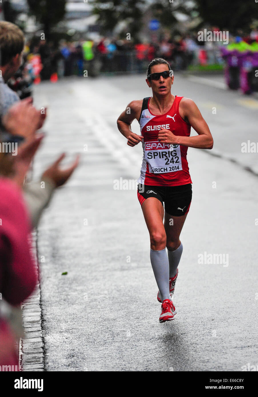 Zurich, Suisse. 16e Août, 2014. Nicola Spirig (SUI) est acclamé par les spectateurs lors du marathon féminin de l'Athletics Championship 2014 à Zurich, Suisse. Crédit : Erik Tham/Alamy Live News Banque D'Images