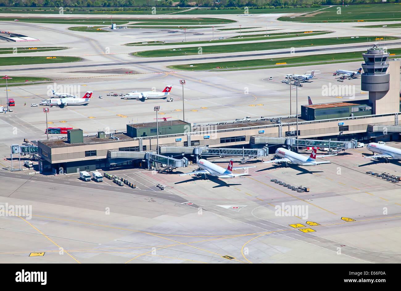 ZURICH - 17 avril : Avions de quitter l'aéroport de Zurich le 17 avril 2014 à Zurich, Suisse. L'aéroport de Zurich est home port pour Swi Banque D'Images