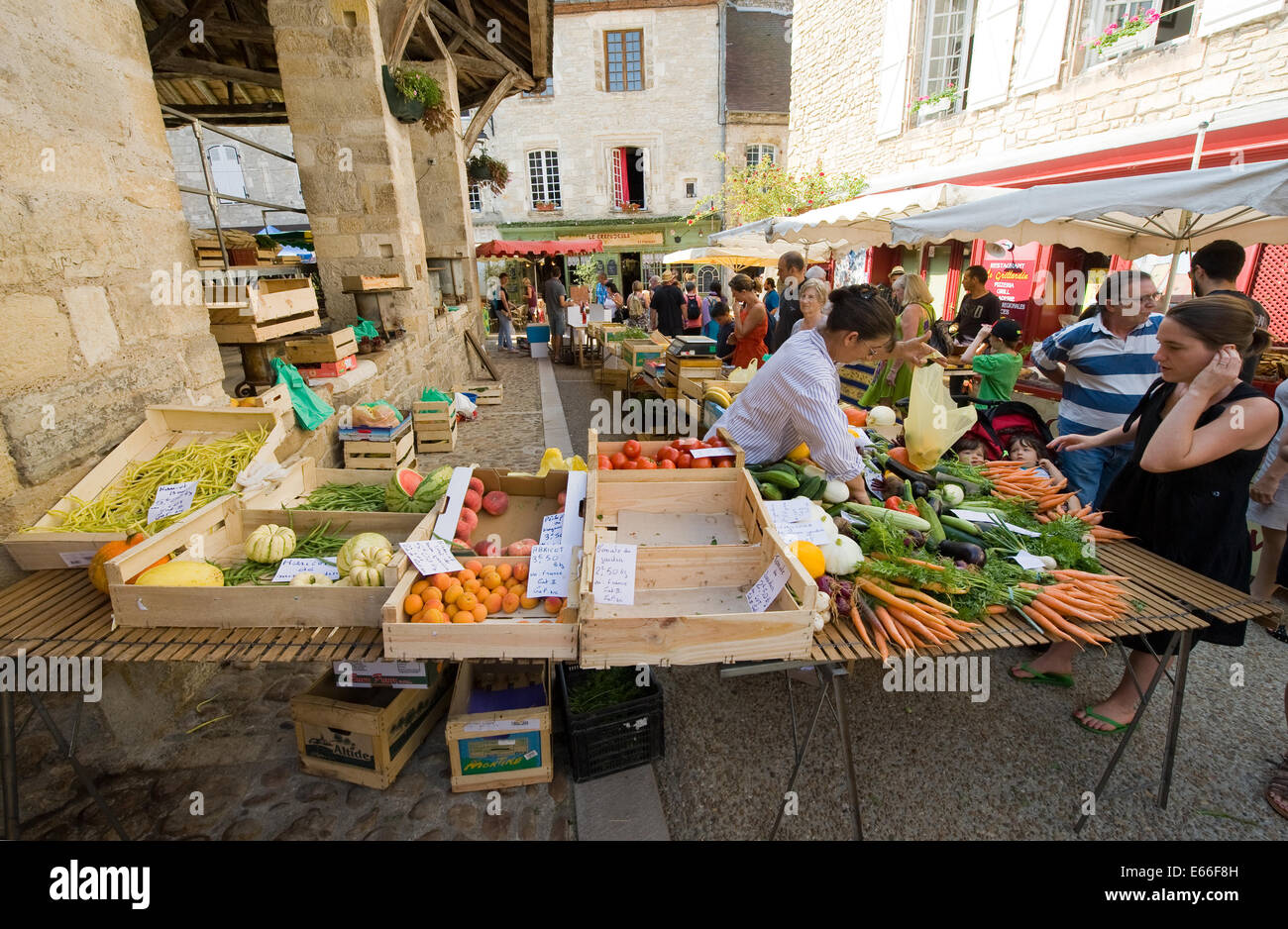 Le marché dans le centre du petit village pittoresque de Martel dans le département Dordogne est populaire auprès des touristes Banque D'Images