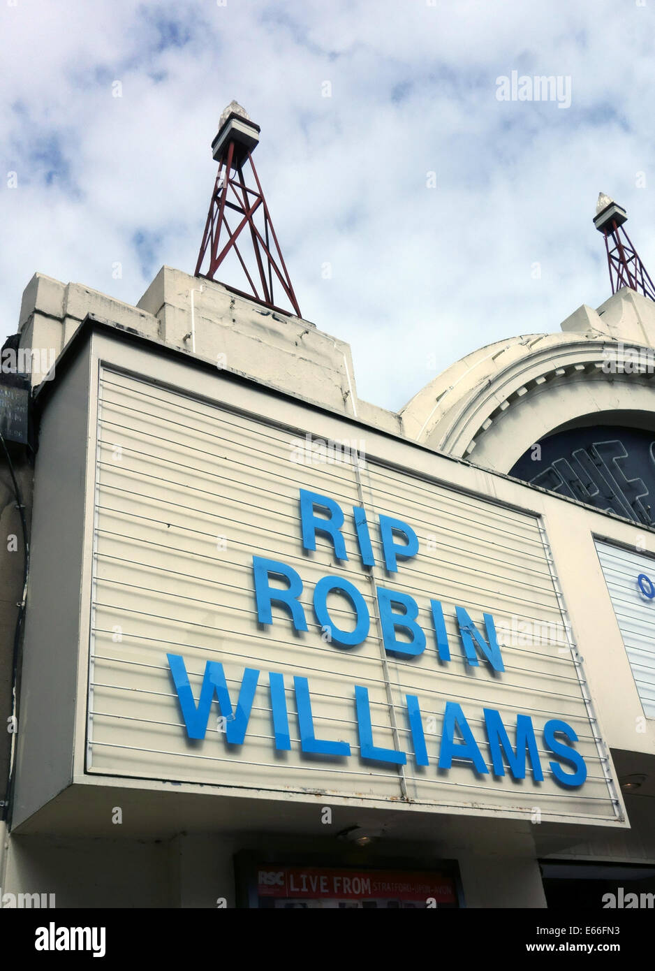 Hommage à Robin Williams à l'écran sur le vert cinéma, Londres Banque D'Images
