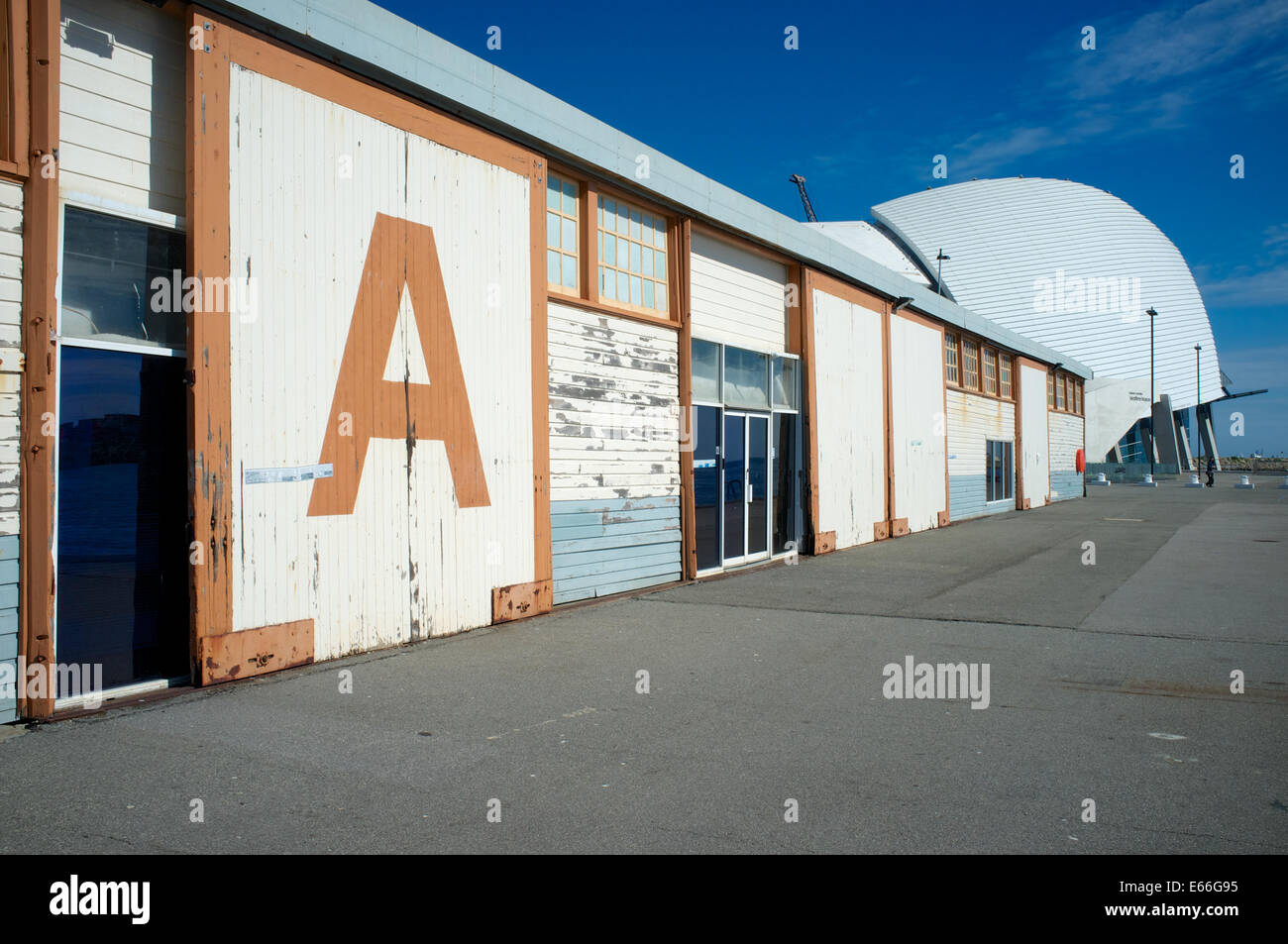 Anciens entrepôts à Victoria Quay, quais de Fremantle, Australie occidentale. Dans l'arrière-plan est le musée maritime moderne. Banque D'Images