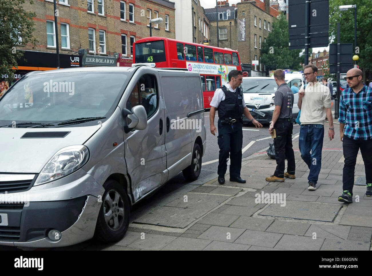 Agent de police et le conducteur lors d'accident de la circulation à Londres Banque D'Images