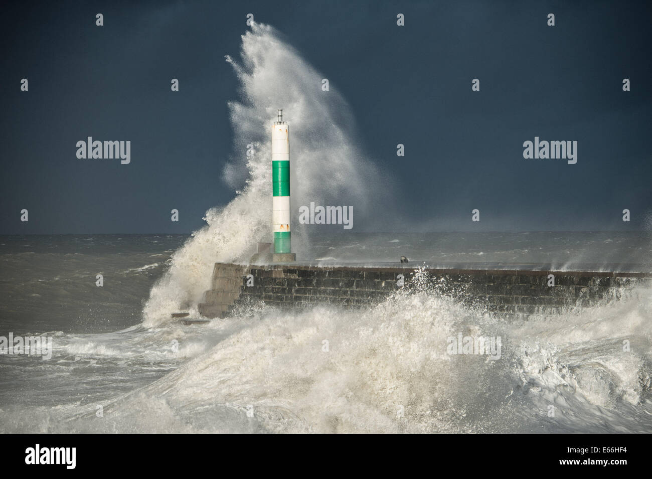 Aberystwyth, Pays de Galles, Royaume-Uni. 24 décembre 2013. 18-AVANT : pendant les tempêtes. Après une brève accalmie, force de coup de vent retour à l'ébullition mettre les mers et les vagues monstrueuses de battre le mur du port à Aberystwyth, sur la côte ouest du pays de Galles. L'équipe d'intervention contre les inondations de la RNLI locales sont en veille par que l'ambre des avertissements météorologiques sont émis pour une grande partie de l'Asie du sud et l'ouest du pays de Galles. © Keith morris/Alamy dispose photo ©keith morris Banque D'Images