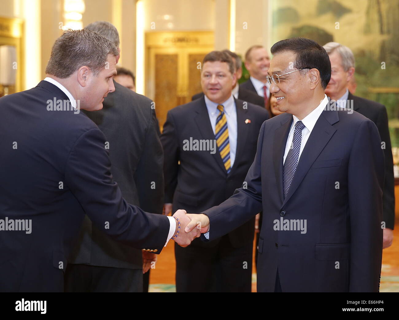 Beijing, Chine. 16e Août, 2014. Le Premier ministre chinois Li Keqiang (R) rencontre avec une délégation de membres du Congrès américain dirigé par Bill Shuster (C, arrière), président de la Chambre, Comité des transports et de l'infrastructure, à Beijing, capitale de la Chine, 16 août 2014. Credit : Ju Peng/Xinhua/Alamy Live News Banque D'Images