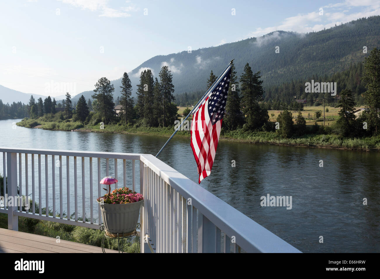 Vue panoramique de la rivière Clark Fork d'accueil en milieu rural le Montana, USA Banque D'Images