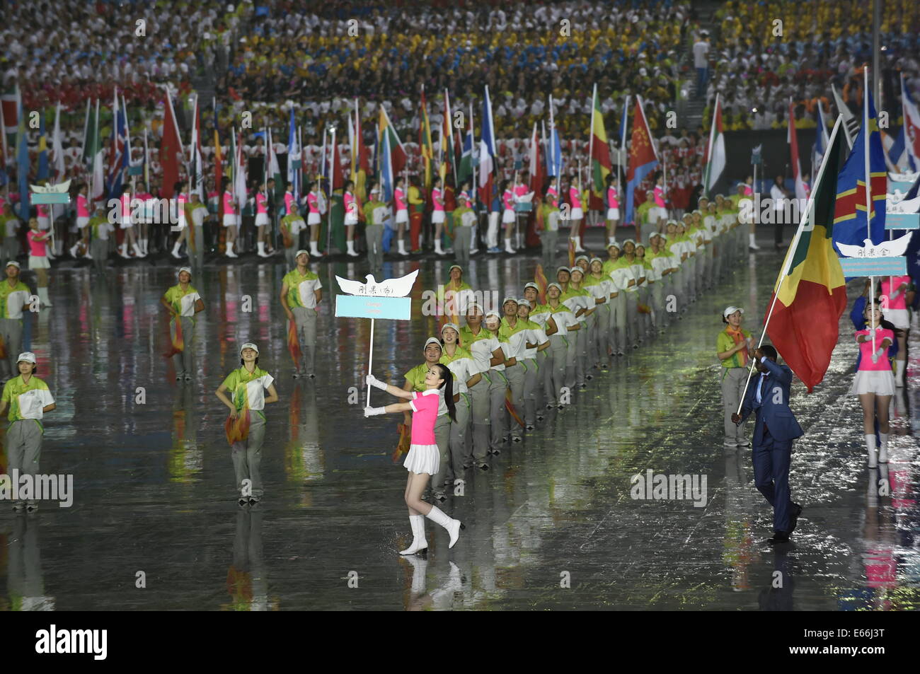 Nanjing, Jiangsu Province de la Chine. 16e Août, 2014. Porte-drapeau de la délégation du Congo parades dans le stade lors de la cérémonie d'ouverture de la Nanjing 2014 Jeux Olympiques de la jeunesse à Nanjing, capitale de la province de Jiangsu, Chine orientale, le 16 août 2014. Credit : Yue Yuewei/Xinhua/Alamy Live News Banque D'Images