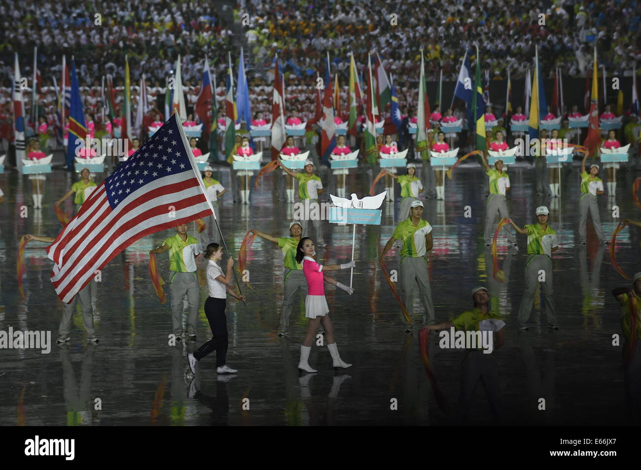 Nanjing, Jiangsu Province de la Chine. 16e Août, 2014. Porte-drapeau des États-Unis d'Amérique délégation parades dans le stade lors de la cérémonie d'ouverture de la Nanjing 2014 Jeux Olympiques de la jeunesse à Nanjing, capitale de la province de Jiangsu, Chine orientale, le 16 août 2014. Credit : Yue Yuewei/Xinhua/Alamy Live News Banque D'Images