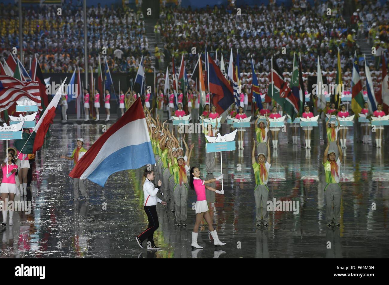 (140816) -- Nanjing, 16 août 2014 (Xinhua) -- porte-drapeau du Luxembourg délégation parades dans le stade lors de la cérémonie d'ouverture de la Nanjing 2014 Jeux Olympiques de la jeunesse à Nanjing, capitale de la province de Jiangsu, Chine orientale, le 16 août 2014. (Xinhua/Yue Yuewei) (ljr) Banque D'Images