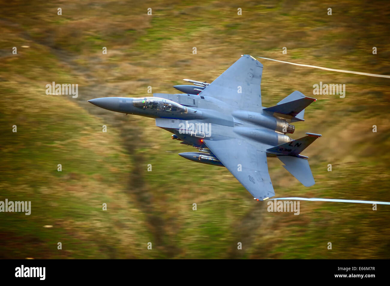 F-15E faible niveau dans le nord du Pays de Galles mach loop. Banque D'Images