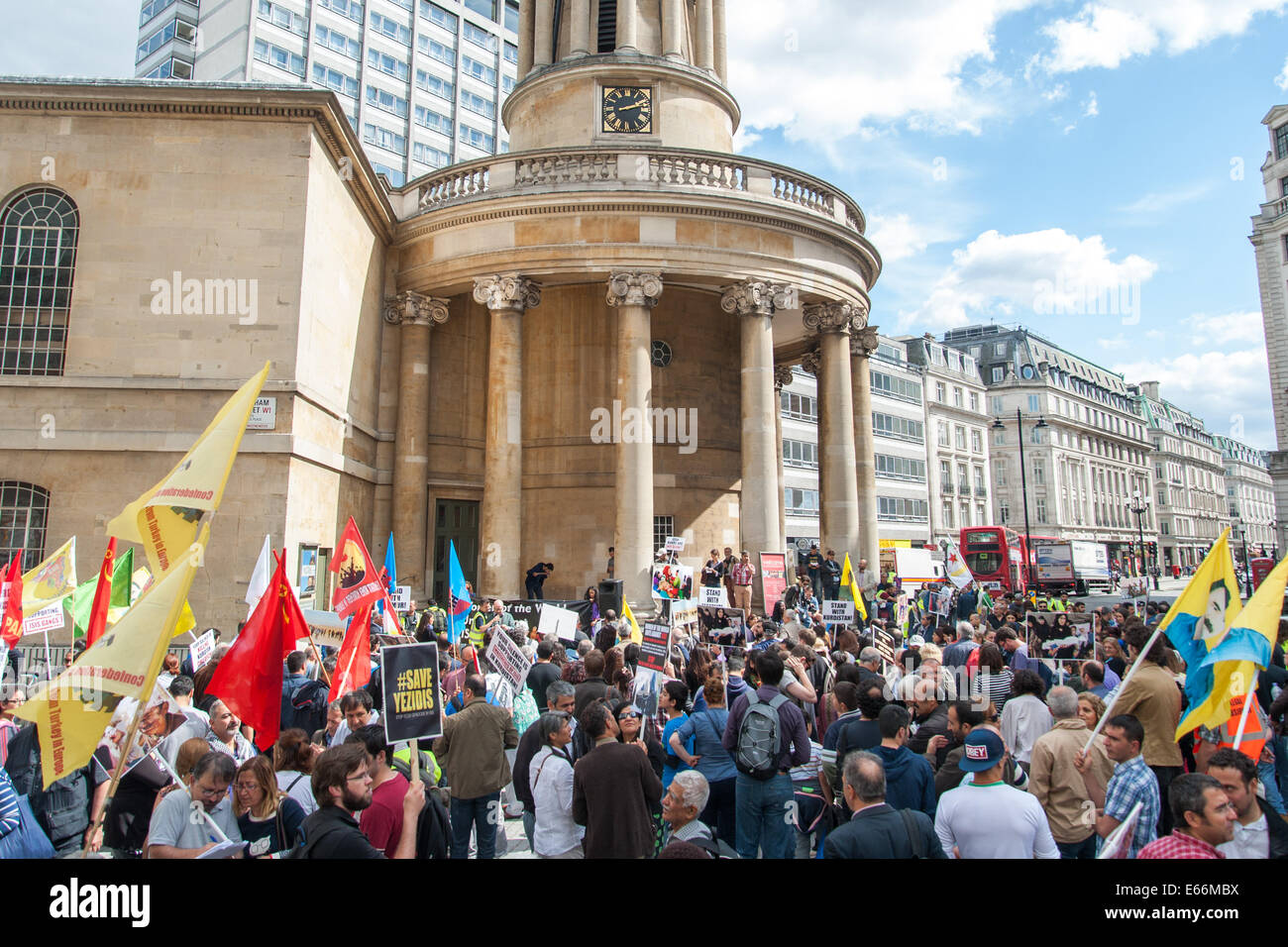 Londres, Royaume-Uni. 16 août, 2014. Des centaines de kurdes et leurs partisans se réunissent en dehors de la BBC Broadcasting House à se préoccuper de l'augmentation de la violence d'ISIS (État islamique en Iraq et en Syrie). Credit : Chaussée de presse Photos/Alamy Live News Banque D'Images