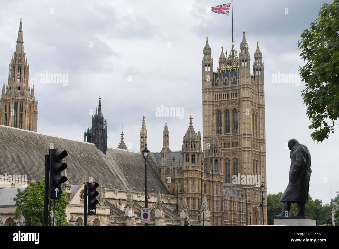 Sculpture en bronze de Sir Winston Churchill à la place du Parlement, Londres avec le Palais de Westminster, le Parlement Banque D'Images