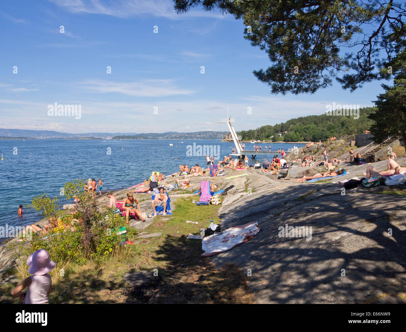 Ingierstrand mauvais, une plage sur la banlieue d'Oslo en Norvège dans le fjord d'Oslo, 10 m de la tour de plongée et les foules tout au long de l'été Banque D'Images