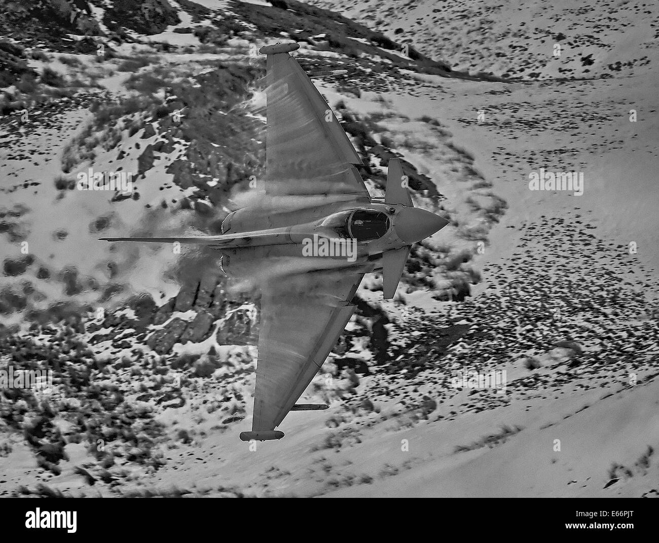 Typhoon F2 euro fighter à basse altitude, la formation de galles boucle Mach Banque D'Images
