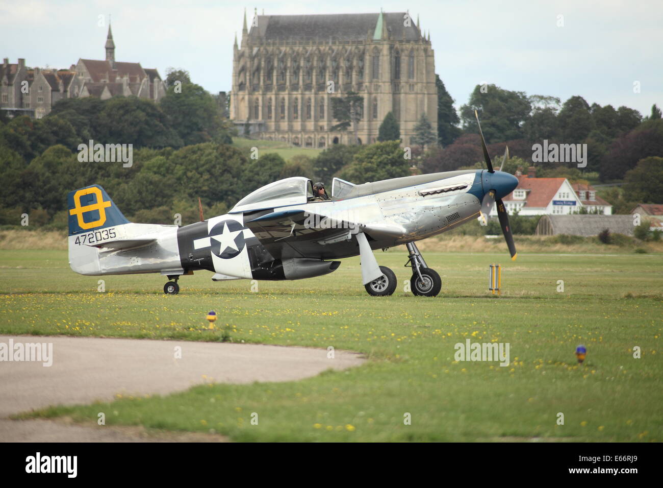 North American P-51 Mustang avec Lancing College dans l'arrière-plan Banque D'Images