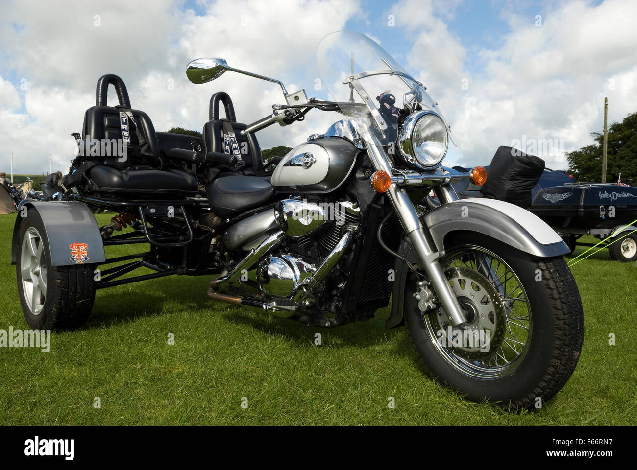 Volusia Suzuki trike photographié à un rassemblement Harley Davidson. Banque D'Images