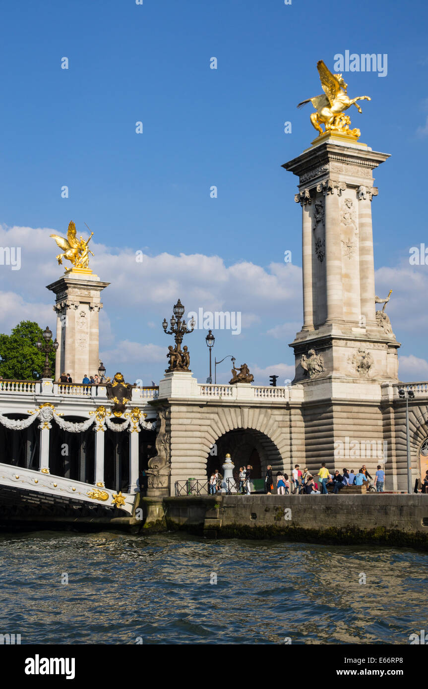 Pont Pont Alexandre III vu de la Seine à Paris, France Banque D'Images