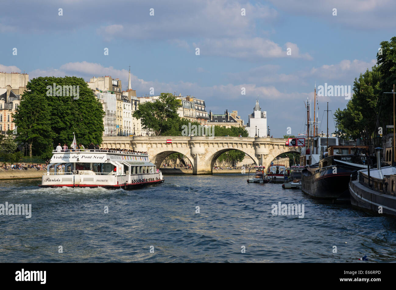 Le Pont Neuf vu à partir de la Seine à Paris, France Banque D'Images